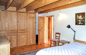 6 bedrooms, travel crib, free WiFi