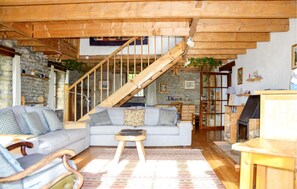 TV, fireplace - Beautiful home in Loisia with WiFi (Loisia)