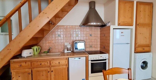 Kylskåp, ugn, diskmaskin och brödrost