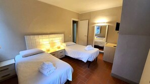 2 bedrooms, desk, free WiFi - Lovely apartment for 5 people with A/C, WIFI, TV and panoramic view (Lucca)