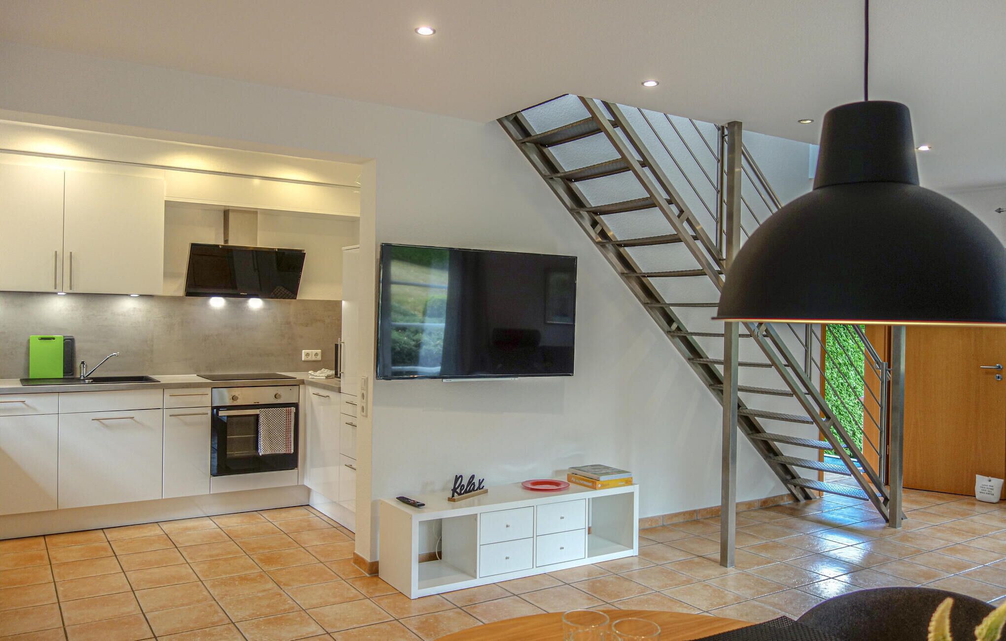 Kylskåp, spishäll, diskmaskin och kaffe- och tebryggare