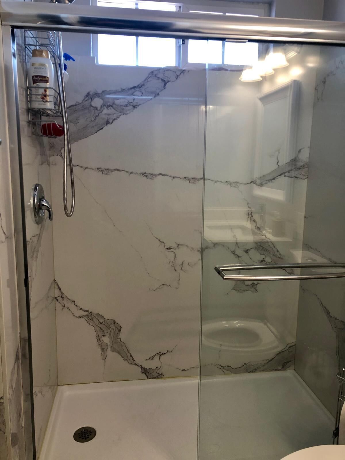 Secadora de cabello, toallas, papel de baño 