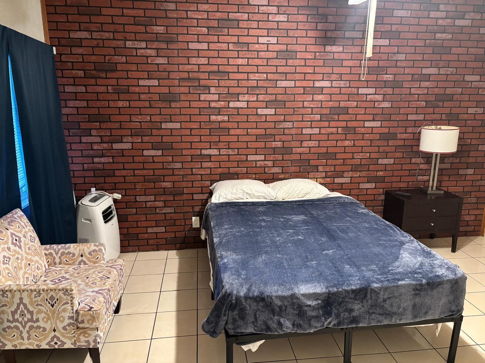 Tabla de planchar con plancha, wifi y ropa de cama 