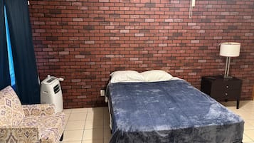 Tabla de planchar con plancha, wifi y ropa de cama