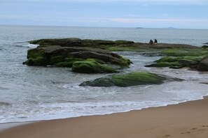 Beach nearby, white sand, 20 beach bars - Pousada praia de costazul (Rio das Ostras)