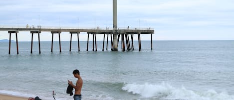 Una playa cerca, arena blanca, 20 bares en la playa