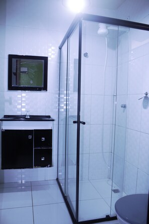 Family Quadruple Room | Bathroom - Pousada praia de costazul (Rio das Ostras)