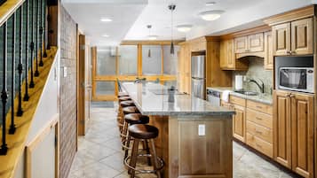 Condo, Multiple Beds, Hot Tub, Mountain View | Private kitchen | Fridge, microwave, oven, stovetop