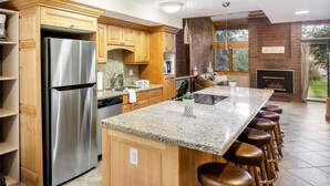 Condo, Multiple Beds, Hot Tub, Mountain View | Private kitchen