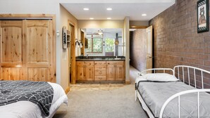 Condo, Multiple Beds, Hot Tub, Mountain View