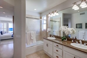 Combined shower/tub, hair dryer, towels