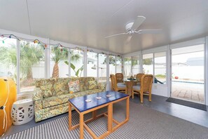 Smart TV, Netflix, streaming services - Surf Villa - 5 Min walk to Beach (St. Augustine)