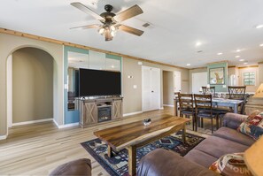 40-inch TV with digital channels, video-game console - The Golf Lodge (Branson)