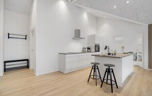 Geladeira, cooktop, lava-louças, cafeteira/chaleira