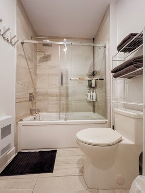 Kombination af bruser/badekar, hårtørrer, håndklæder, Sæbe