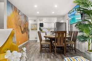 Dining - LA Group Stay • Sleeps 10 • Parking+Near SoFi+LAX (Los Angeles)