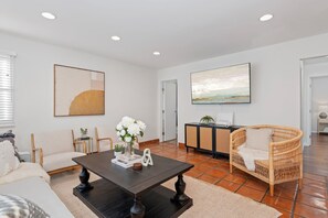 Smart-tv, böcker och ett musikbibliotek