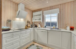 Køleskab, mikrobølgeovn, opvaskemaskine, kaffe-/temaskine