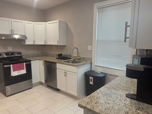 Private kitchen - Cozy, Comfortable and Beautiful Renovated House (Detroit)