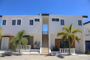 Colchones con pillow-top, cortinas blackout, wifi gratis y ropa de cama