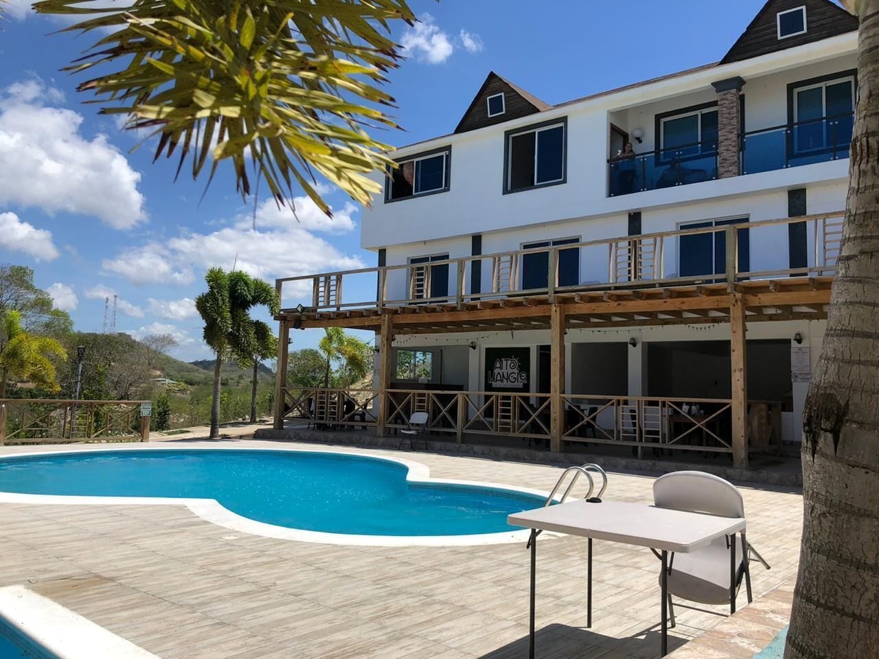 Una piscina al aire libre