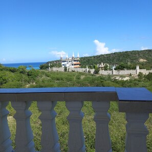 Colchones con pillow-top, cortinas blackout, wifi gratis y ropa de cama 