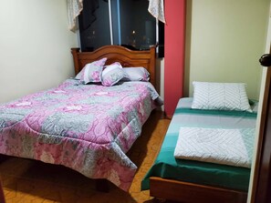 3 slaapkamers, een bureau, een strijkplank/strijkijzer, reisbedje