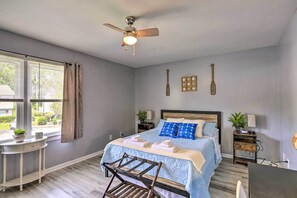 2 bedrooms, iron/ironing board, travel cot, Internet - Swansboro Coastal Home < 3 Mi to State Park! (Swansboro)