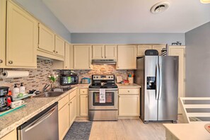 Fridge, microwave, stovetop, dishwasher - Swansboro Coastal Home < 3 Mi to State Park! (Swansboro)