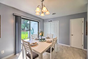 Dining - Swansboro Coastal Home < 3 Mi to State Park! (Swansboro)