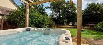 Ty Capel, converted chapel with hot tub in Tywyn