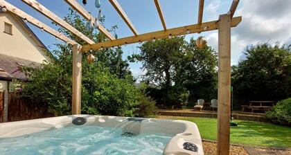 Ty Capel, converted chapel with hot tub in Tywyn