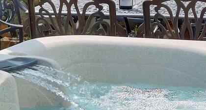 Ty Capel, converted chapel with hot tub in Tywyn