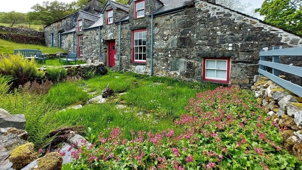 A stone house with red-framed windows and a stone pathway leading to it. - CaeEinion Cottage a Georgeous Rural Retreat Nr Dolgellau (Islawr-dref)