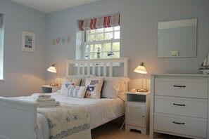 6 bedrooms, desk, internet, bed sheets