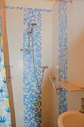 Een douche, handdoeken