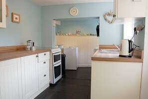 Kühlschrank, Mikrowelle, Geschirrspüler, Toaster