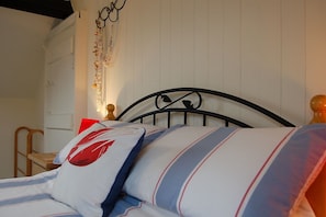 3 bedrooms, travel cot, Internet, bed sheets