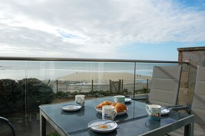 Outdoor dining - Ty Traeth Beach House (Tywyn)