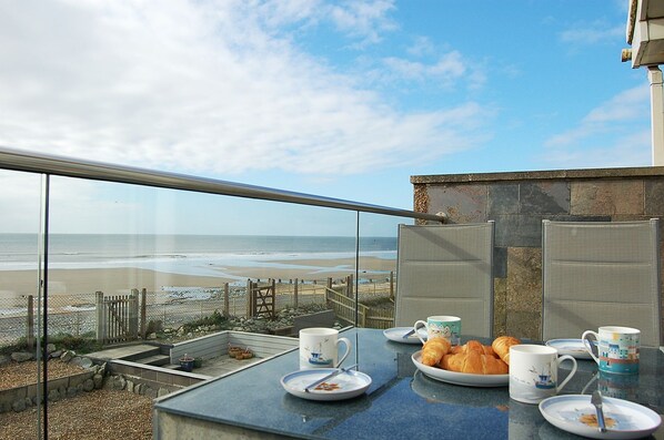 Outdoor dining - Ty Traeth Beach House (Tywyn)