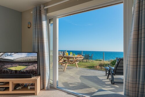 Sound of the Sea, beachfront Bungalow with hot tub, in Tywyn