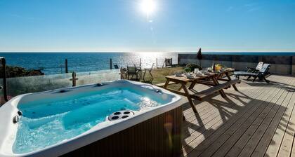 Sound of the Sea, beachfront Bungalow with hot tub, in Tywyn
