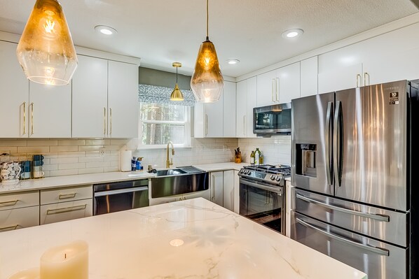 Refrigerador, microondas, horno y parrilla de estufa 