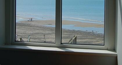 Dolphin Beach House In Tywyn