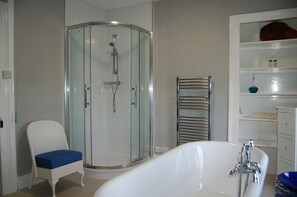 Shower, jetted bath, towels - Dolphin Beach House In Tywyn (Gwynedd)