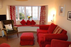 Taulutelevisio, takka, kirjoja