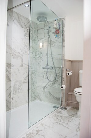 Shower, towels - Driftwood Designer Apartment (Tywyn)