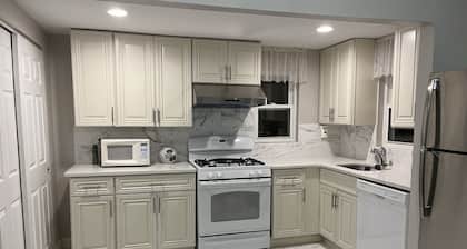 Entire 3 bedrooms/2 bathrooms fence yard, near Costco, Sam's