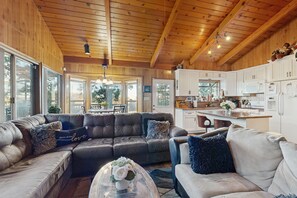 Een televisie, een open haard, een dvd-speler en tafelvoetbal