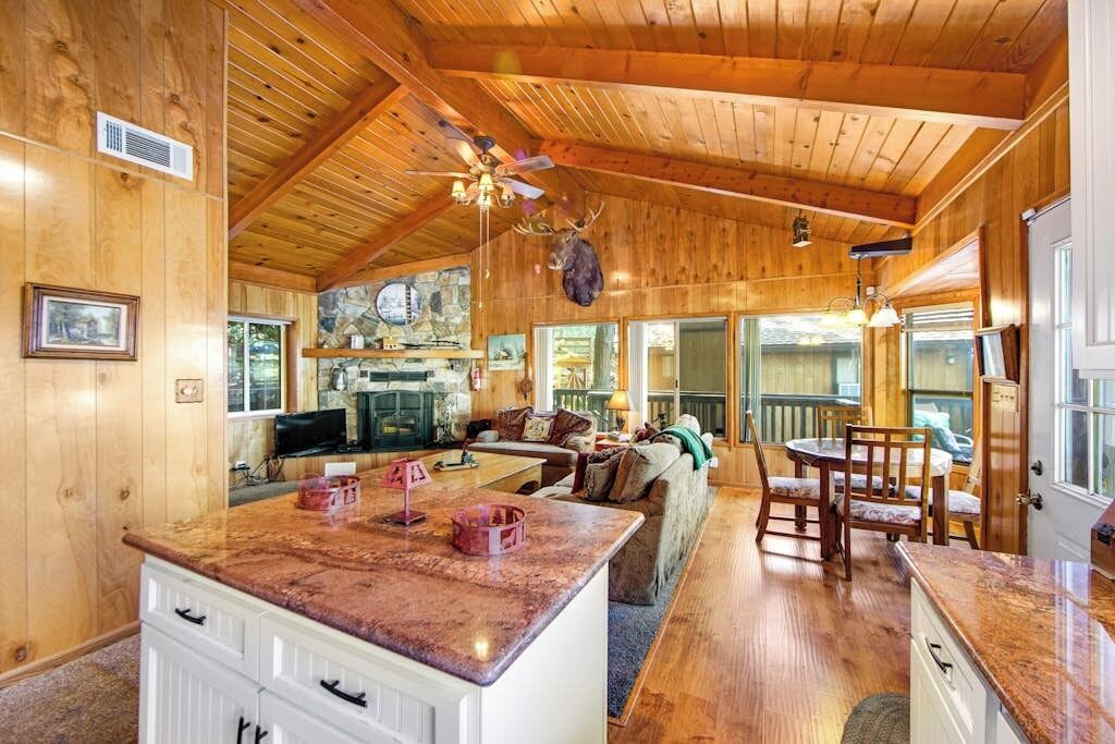 Fernseher, Kamin, DVD-Player, Tischfußball